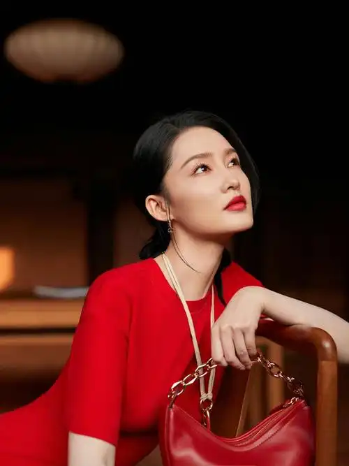 李沁中国红唯美写真震撼来袭网友惊呼月宫嫦娥都没她美丽