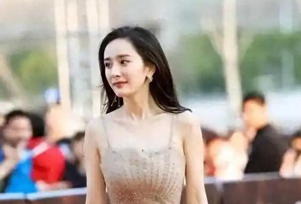 明星走红毯有多拼?杨幂,关晓彤是典型,让人眼前一亮