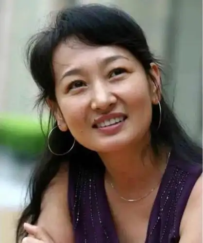 她是腾格尔前妻结束8年婚姻后复出57岁再次重新走红