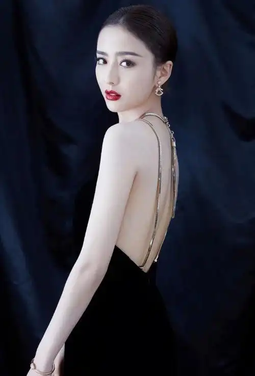 要显得既性感优雅但又不显轻浮,佟丽娅穿的这条黑色的吊带裙看似就