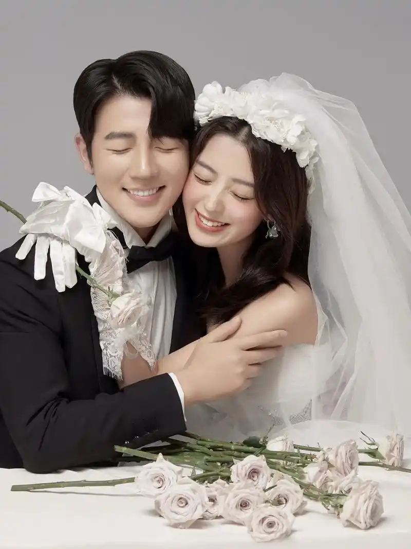 韩式极简婚纱照yyds78简约灰一定要拍.纯色系婚纱照里的高级 - 抖音