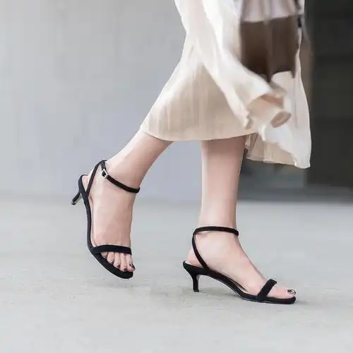 一字带高跟凉鞋演绎经典脚踝时尚