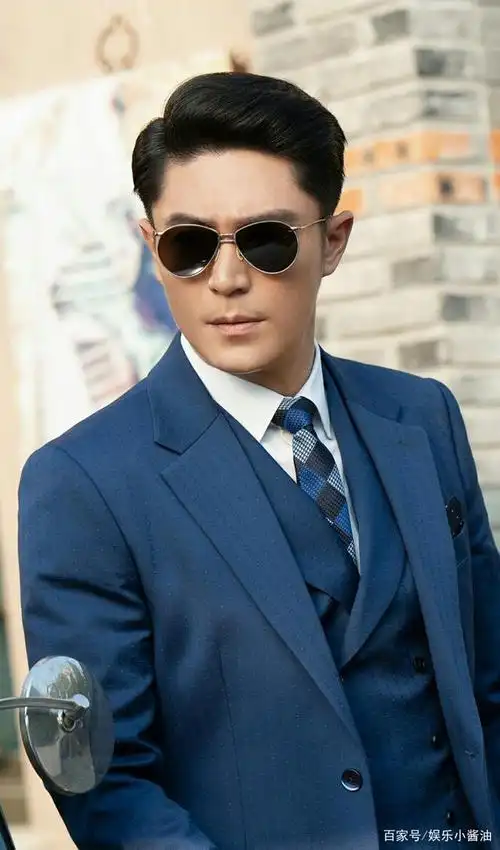 霍建华《筑梦情缘》西装造型欣赏,又man又帅气,难怪傅函君喜欢