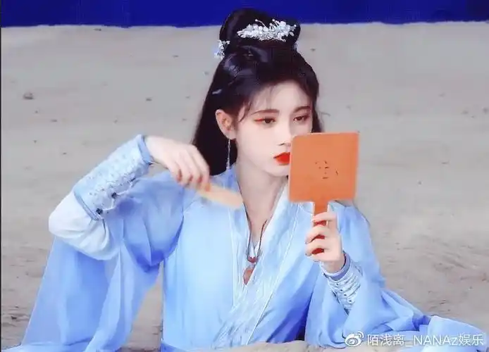 造型不够挂坠来凑鞠婧祎古装标配爱豆妆挂坠鸡毛也当发饰