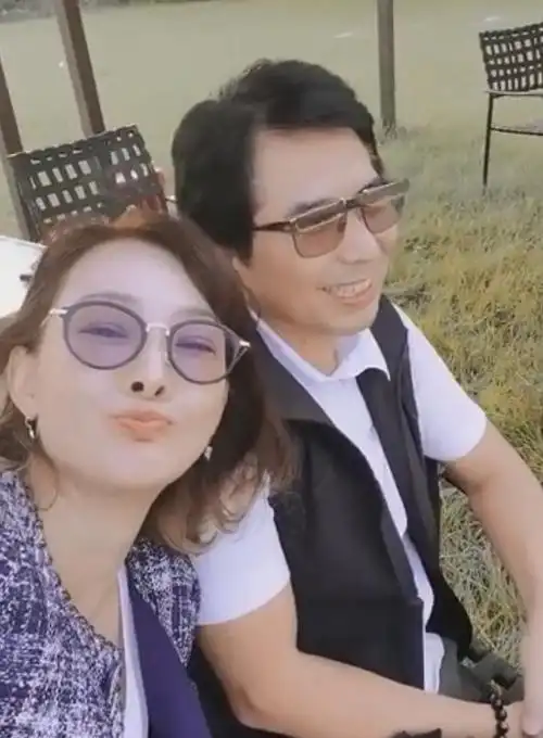 47岁牛莉晒富豪老公正脸两鬓微白撞脸秦汉女儿颜值成亮点