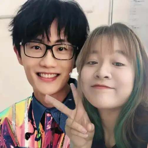 几年后,我和男朋友走在异国他乡突然看到许嵩的海报男朋友停下脚步问