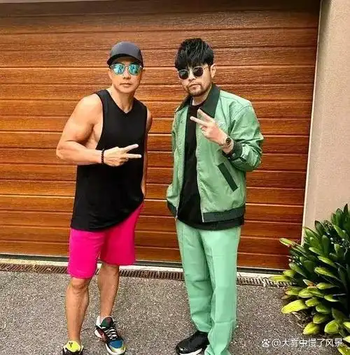 刘畊宏受伤靠拄拐走路,仍坚持捧场周杰伦演唱会,兄弟情深关系好