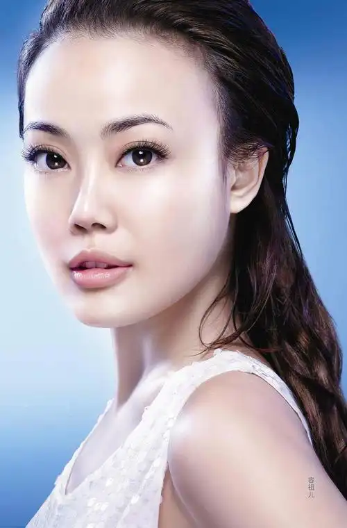 容祖儿 1980年6月16日生于中国香港,中国香港女歌手.