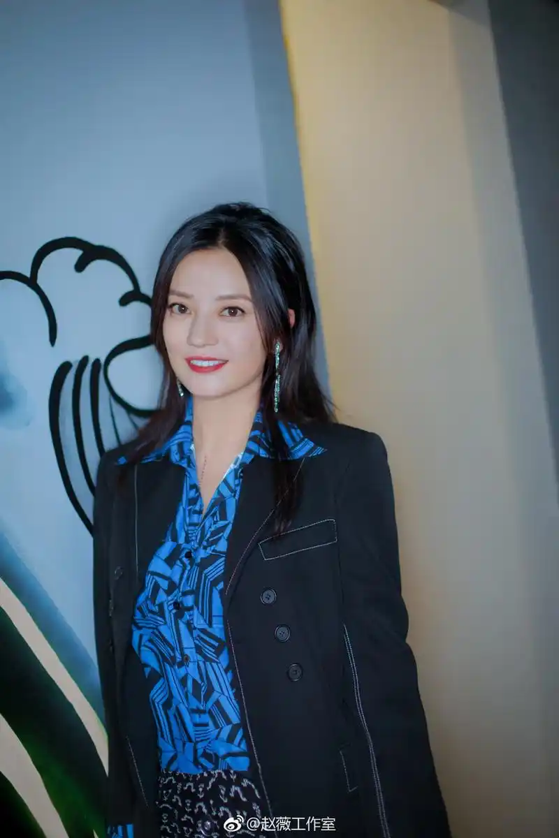 组图:赵薇出席first影展优雅大气 短裙秀美腿笑靥如花