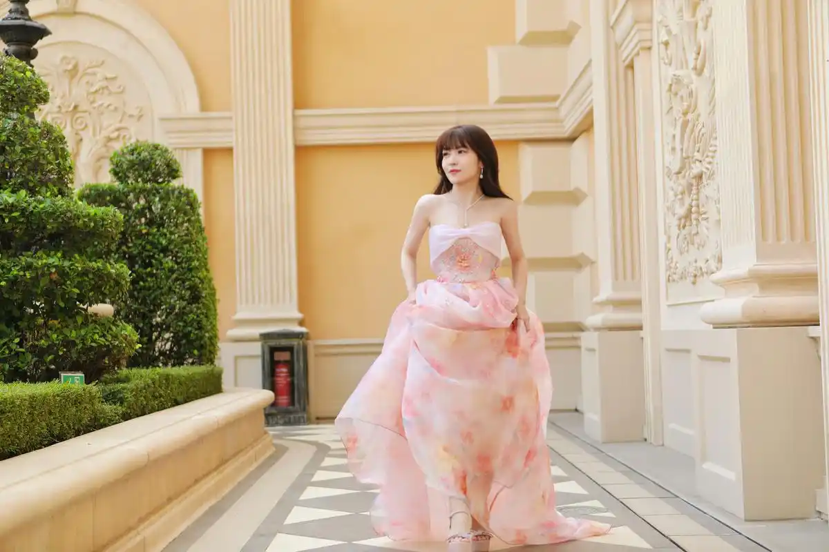 赖美云春日樱花抹裙# 赖美云身穿樱花印花连衣裙,散发出精致女性的