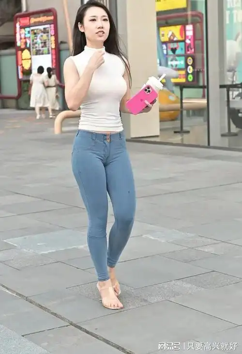紧身牛仔裤展现完美好身材