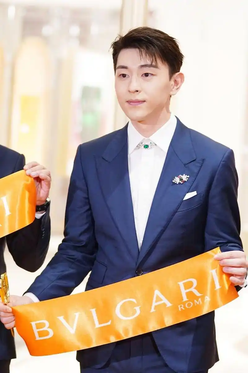 04邓伦是一位年轻有为的演员,在娱乐圈中备受瞩目.