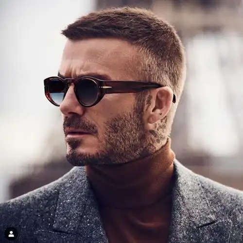 45岁贝克汉姆积极健身重变型男,穿马丁靴骑重型摩托,尽显男人味_腾讯