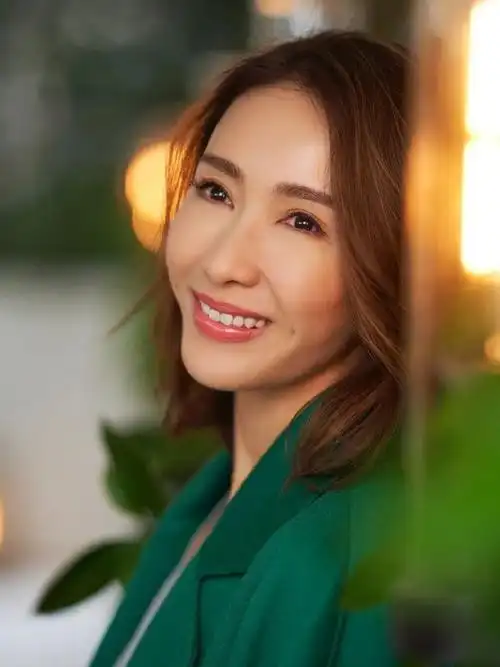 李嘉欣和黎姿,同样是在80年代出道的时代女神,她们的人生都曾经历过大