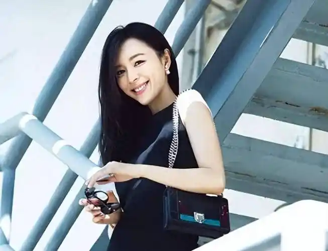 号称"女版陈冠希",情史混乱的张静初被导演太太团封杀,真豪横_顾长卫