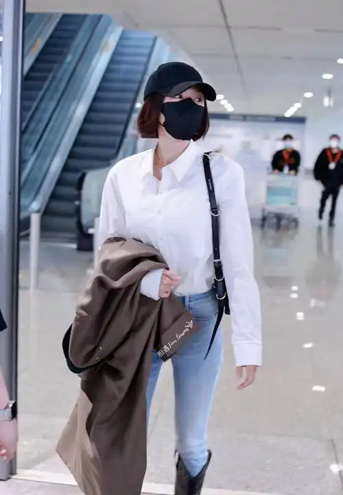 秦岚身穿白衬衫和牛仔裤现身机场,他的外表很简单,但是很优秀!