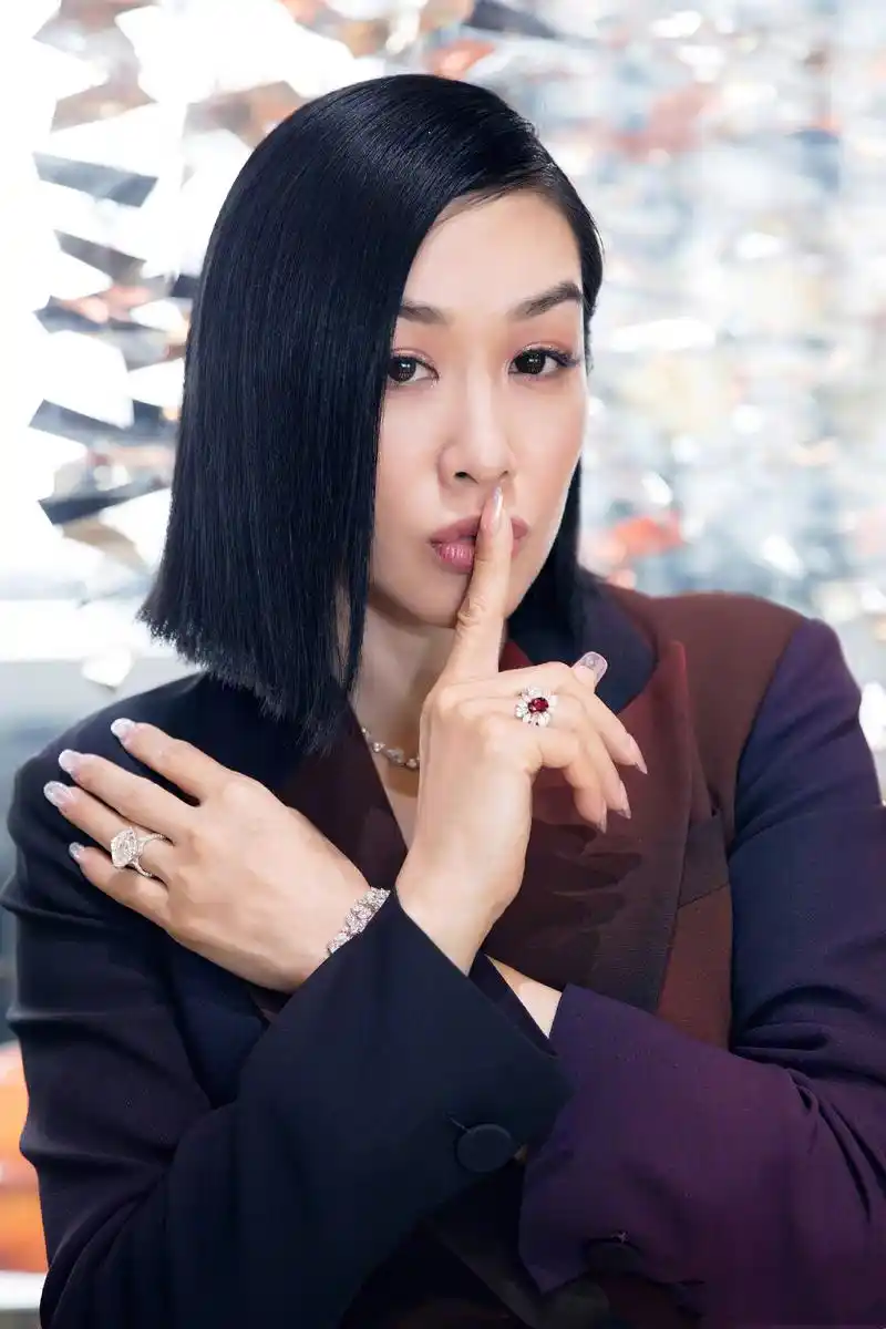 钟丽缇终于高调渐变色西装裙配波波头美极了49岁这样穿好气质