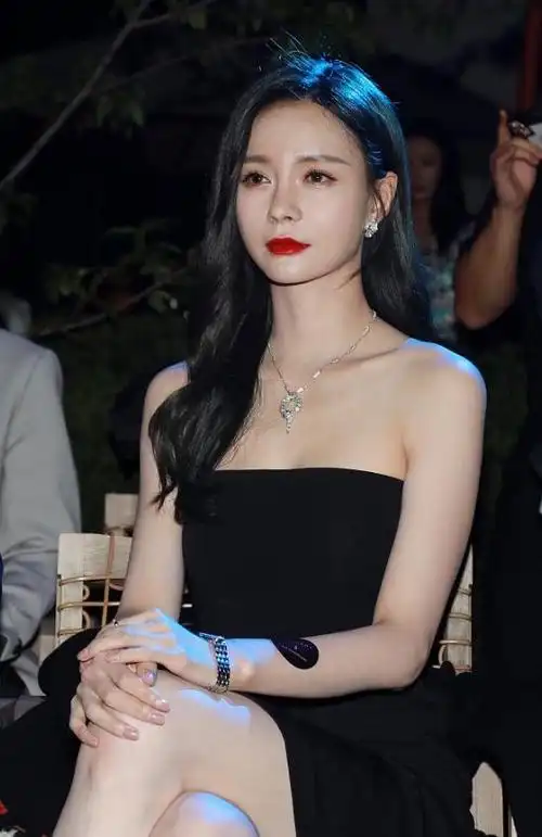 沈梦辰这身材也太上头了修身礼服勾勒曼妙曲线没有修图也能打