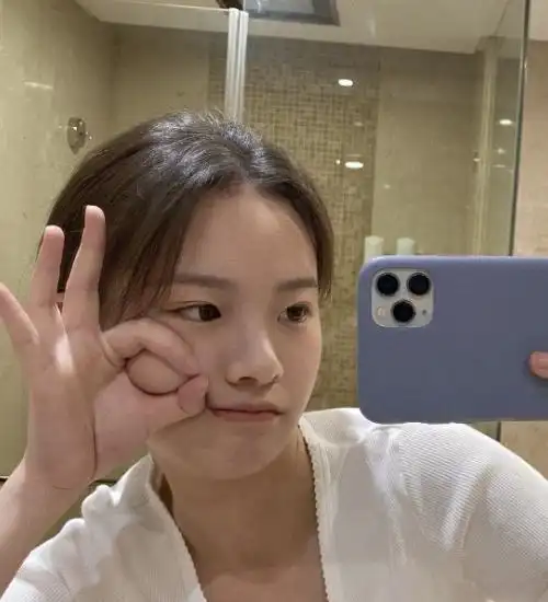 只是让人有些无法理解的是,李庚希照片中明明是画了