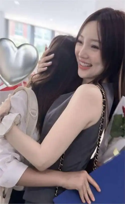 以甜馨视角看李小璐:我那"犯了大错"的妈妈,现在到底有多牛!