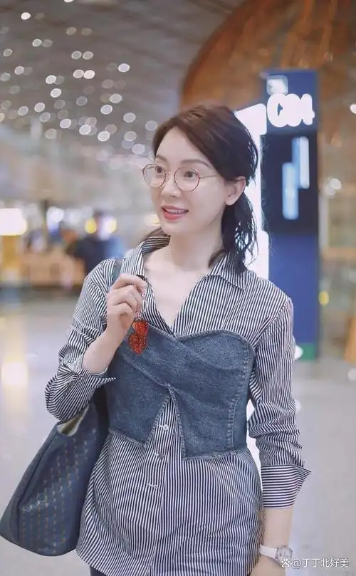 陈数换发型带火了一种新穿法:衬衫 抹胸 牛仔裤,时髦洋气又减龄