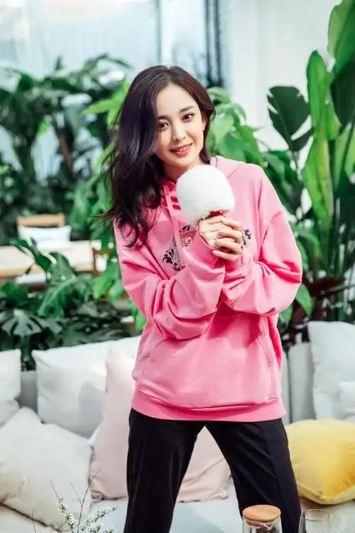 穿粉色卫衣搭九分裤美出新境界,怼脸状态绝杀|古力娜扎|发型_网易订阅