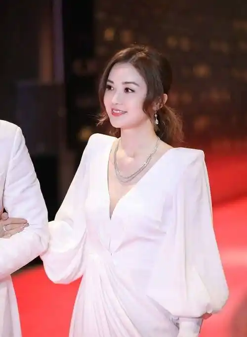 30岁左右仍少女感十足的女星,只服这五位_谭松韵_林依晨_周冬雨