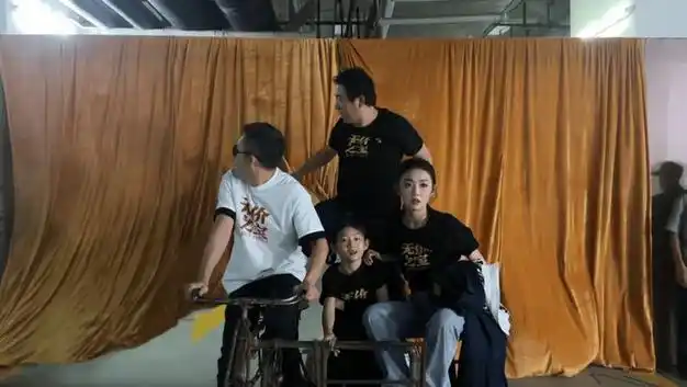 周冬雨惊艳观众于适站c位张艺兴飞升这场金鸡红毯太真实