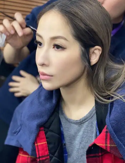 萧亚轩个人资料简介(从"亚洲天后"到"落魄歌手",经历了什么?