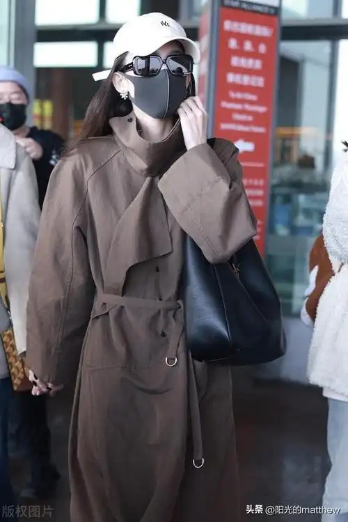 古力娜扎现身北京机场歪头杀俏皮可爱