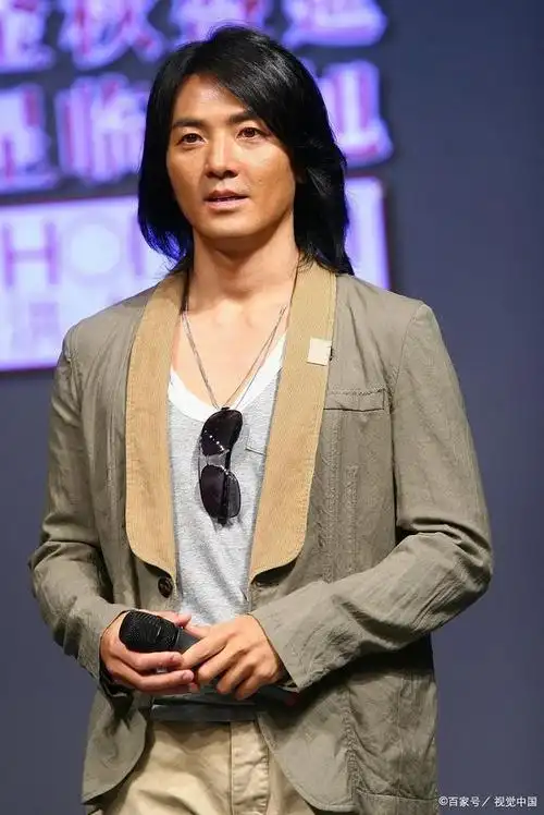 郑伊健最近被拍到在香港的一家咖啡馆,照片随后在网络上流传开来