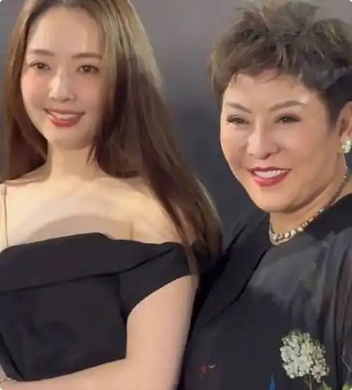 向太新造型翻车,金发披肩五官大变样,近照撞脸网红"浪胃仙"_向佐