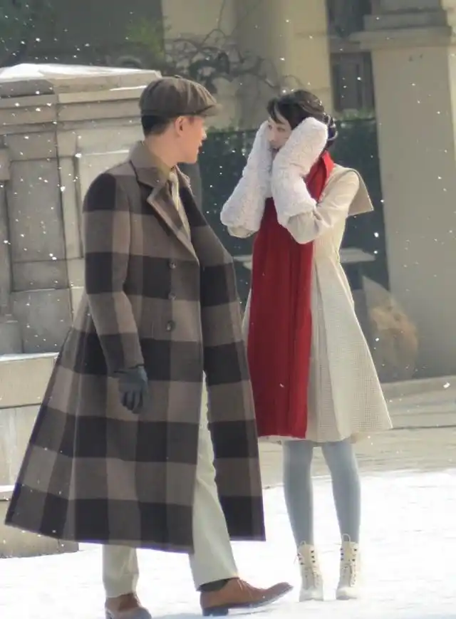 漫天飘着雪花,郑爽戴着毛茸茸的手套,捂脸卖萌,这腿也太细了吧!