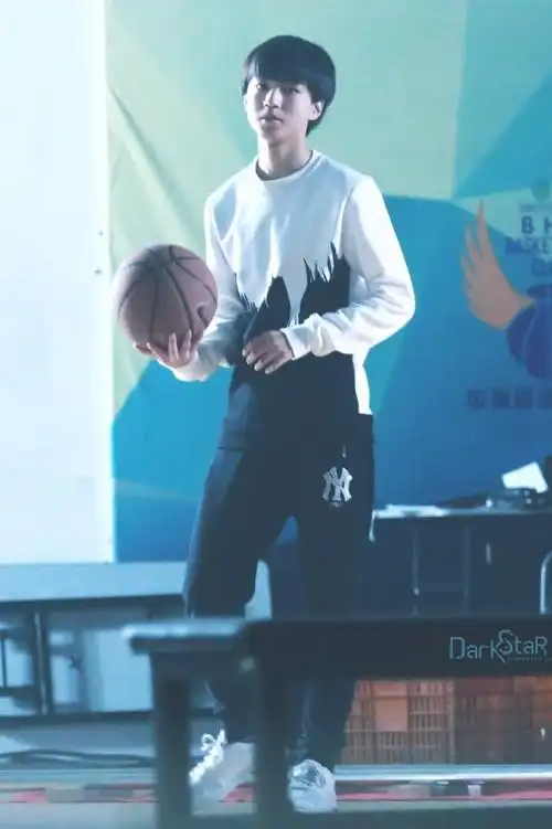 喜欢看小凯哥哥打篮球~[开学季][开学季] @tfboys-王俊凯