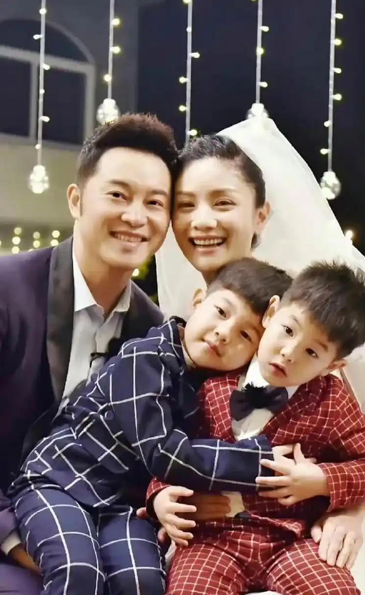 沙溢胡可,夫妻真实状态曝光～  胡可晒出了自己跟沙溢度假的照片,可以