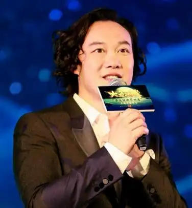 陈奕迅(eason chan),1974年7月27日出生于中国香港,祖籍广东省东莞市