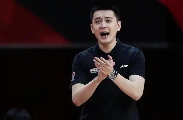 这次真的上位了杨鸣情人身份曝光45岁离异带娃比杨鸣大7岁