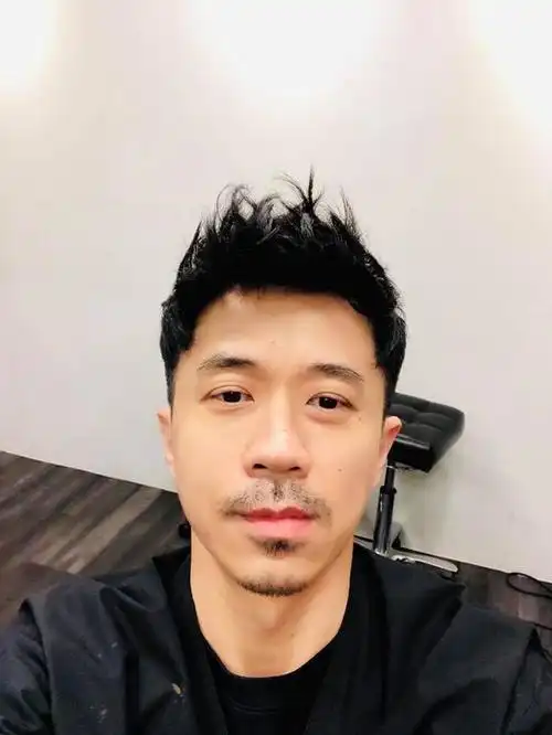 组图:49岁光良近照蓄起胡渣变大叔范 剪清爽短发帅气有型