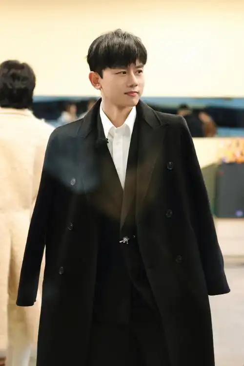 张杰西装剧照##张杰黑色大衣