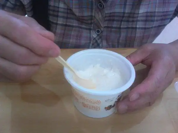 妈妈正在吃奶酪