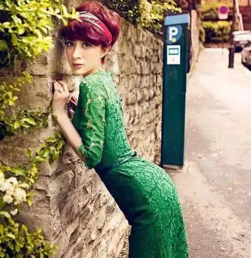 金巧巧都48岁了还有少女身材,穿紧身裙曲线真够抢眼,真给于冬长脸