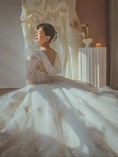 经常参加婚礼演出,每次看着新娘手捧鲜花穿着婚纱缓缓走来,这个场景不