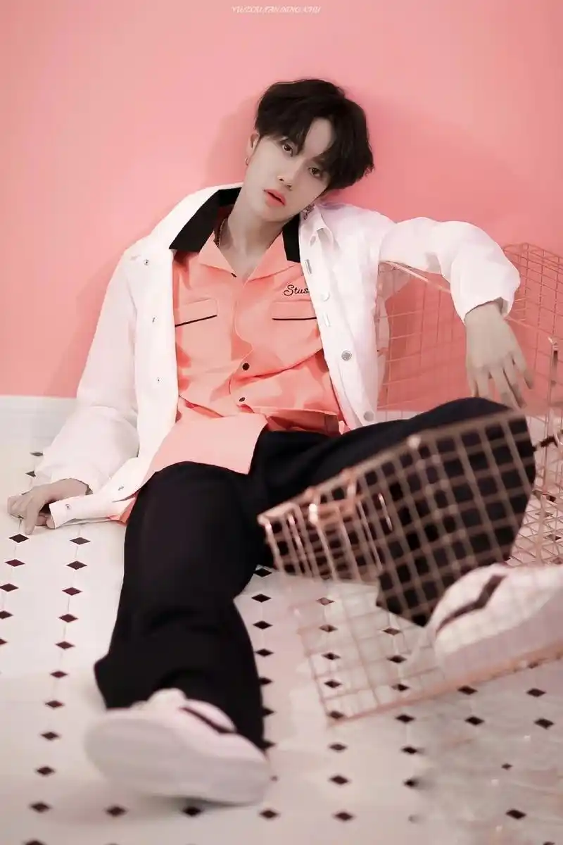 王一博壁纸:年少的我遇上了少年的你,足以惊艳我整个青春