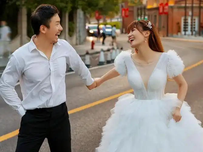 我们也希望万蒂妮和老公爱情长长久久,一家人一直幸福快乐并能迎来