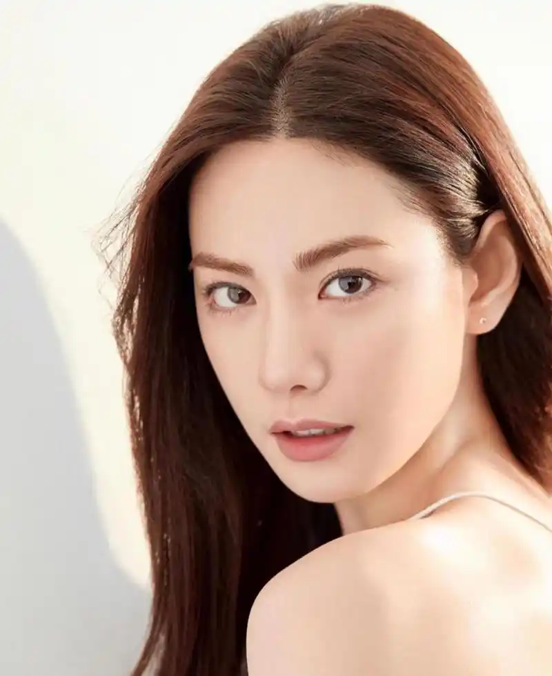 林珍娜(nana),韩国女歌手,演员和模特,前女子音乐团体after school的