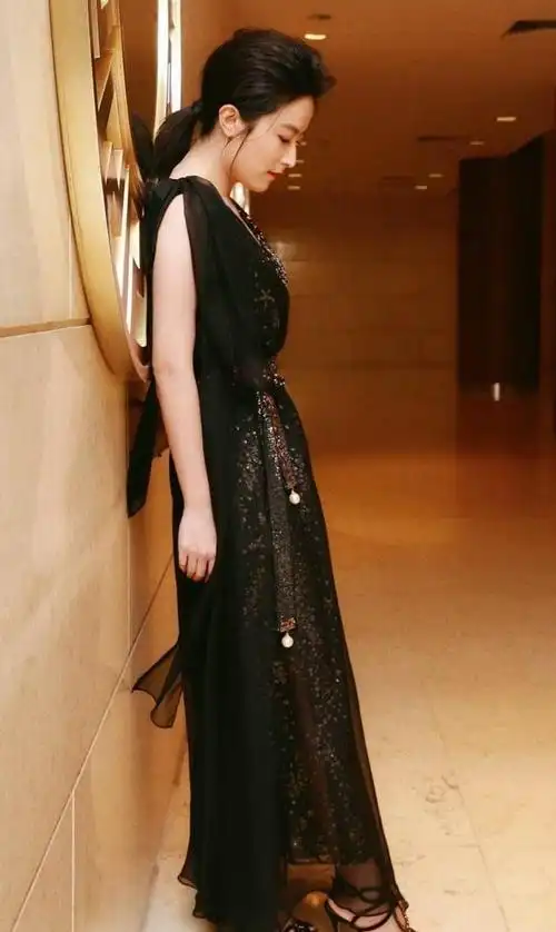 女演员徐百卉,一袭亮片黑裙,气质端庄典雅写真图集_高清图集_新浪网