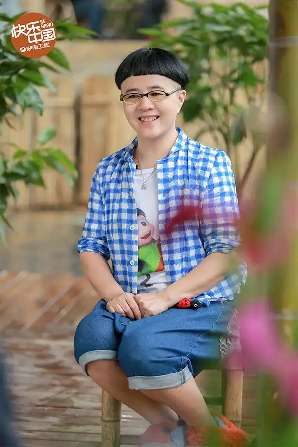 金龟子刘纯燕越老越没女人味,28年锅盖头是不伦不类还是坚守情怀