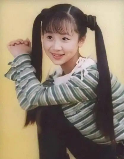 杨紫小时候虽然长得不是很漂亮但是可爱不输欧阳娜娜呢