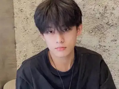 戴眼镜男生适合什么发型 选择这发型颜值暴涨零差评 - 男生用什么打理