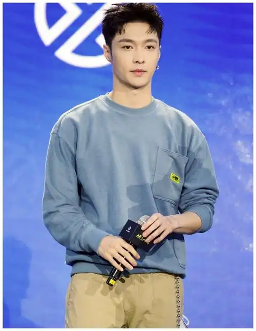张艺兴蓝色卫衣出席活动,剪短发露额头干净清爽
